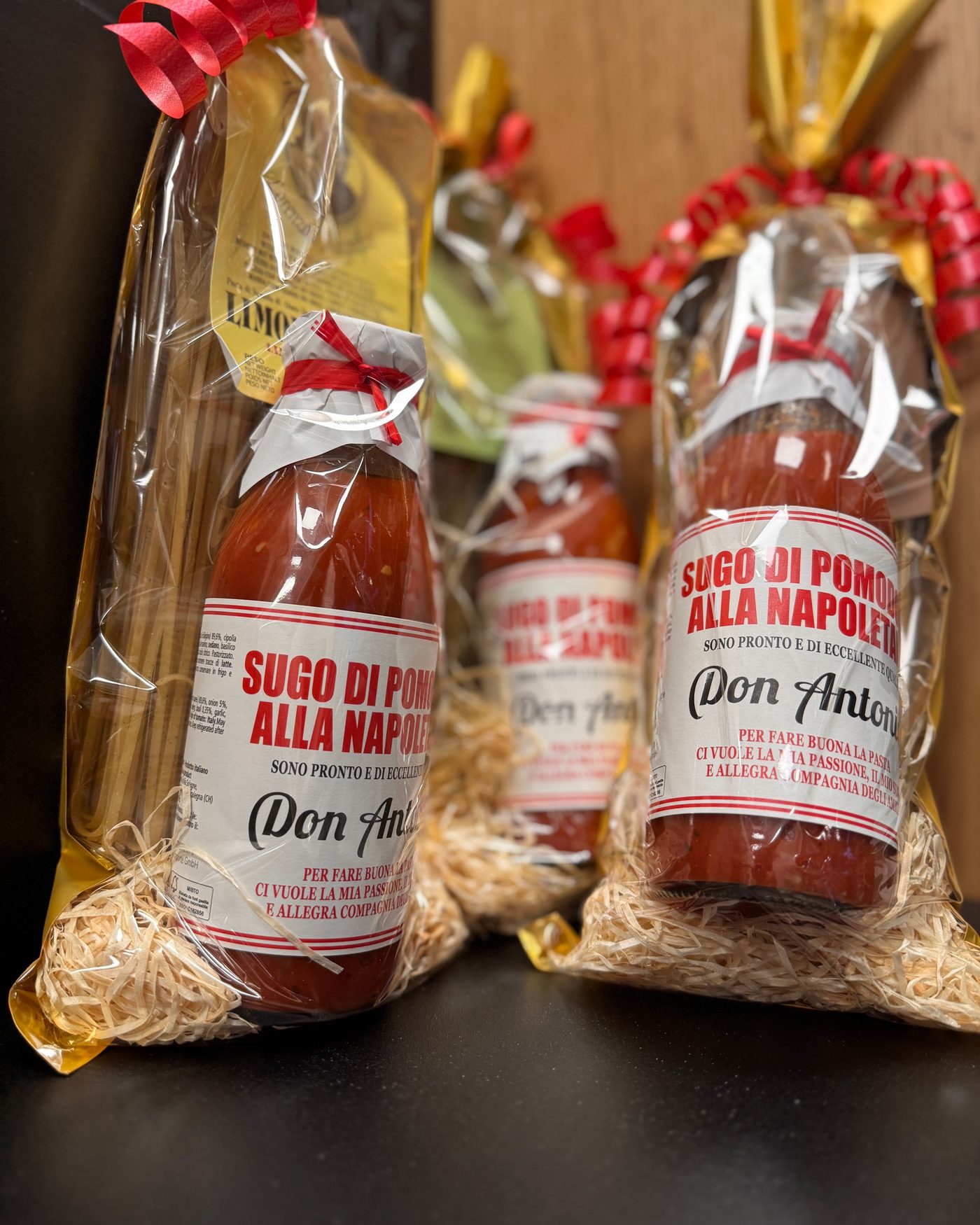 Geschenkverpackte Flaschen Sugo di Pomodoro alla Napoletana von Don Antonio mit roter Schleife