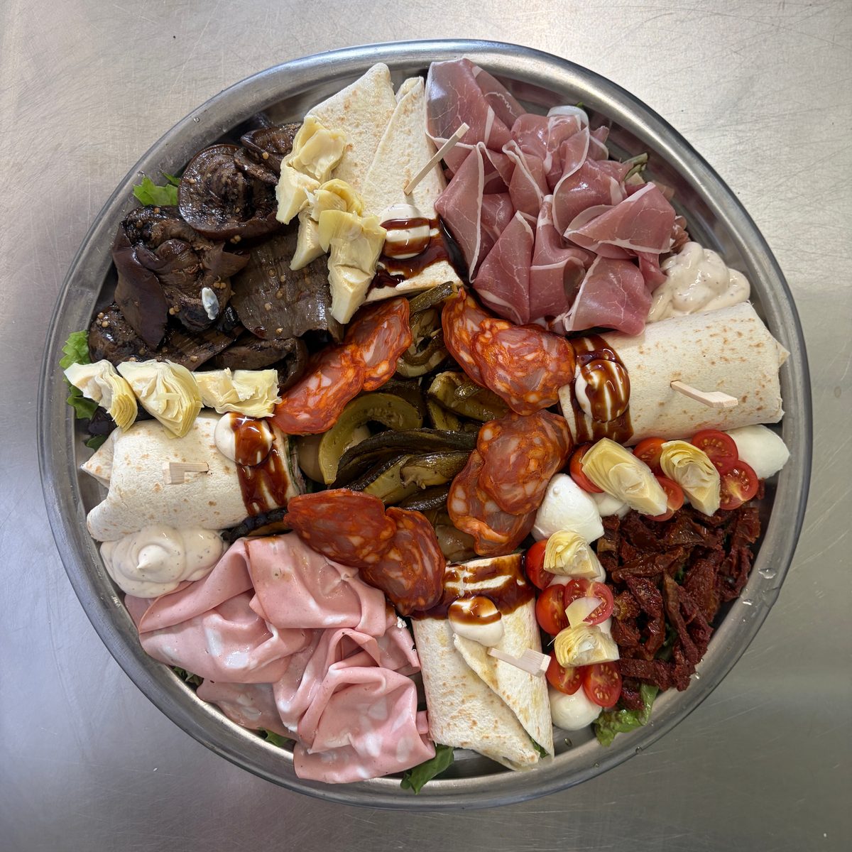 Antipasti-Platte mit Schinken, Salami, Käse, gegrilltem Gemüse und Feigen