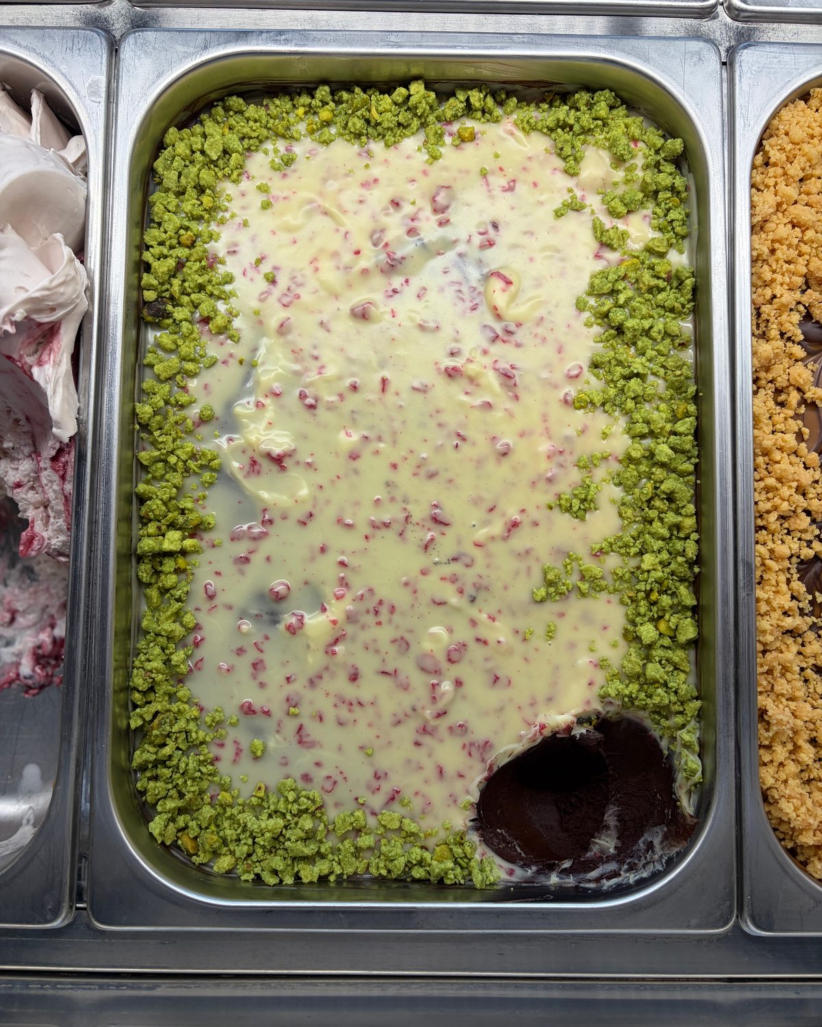 Helle Eiswanne mit Pistazienrand und Fruchtstückchen, frisch angerichtet
