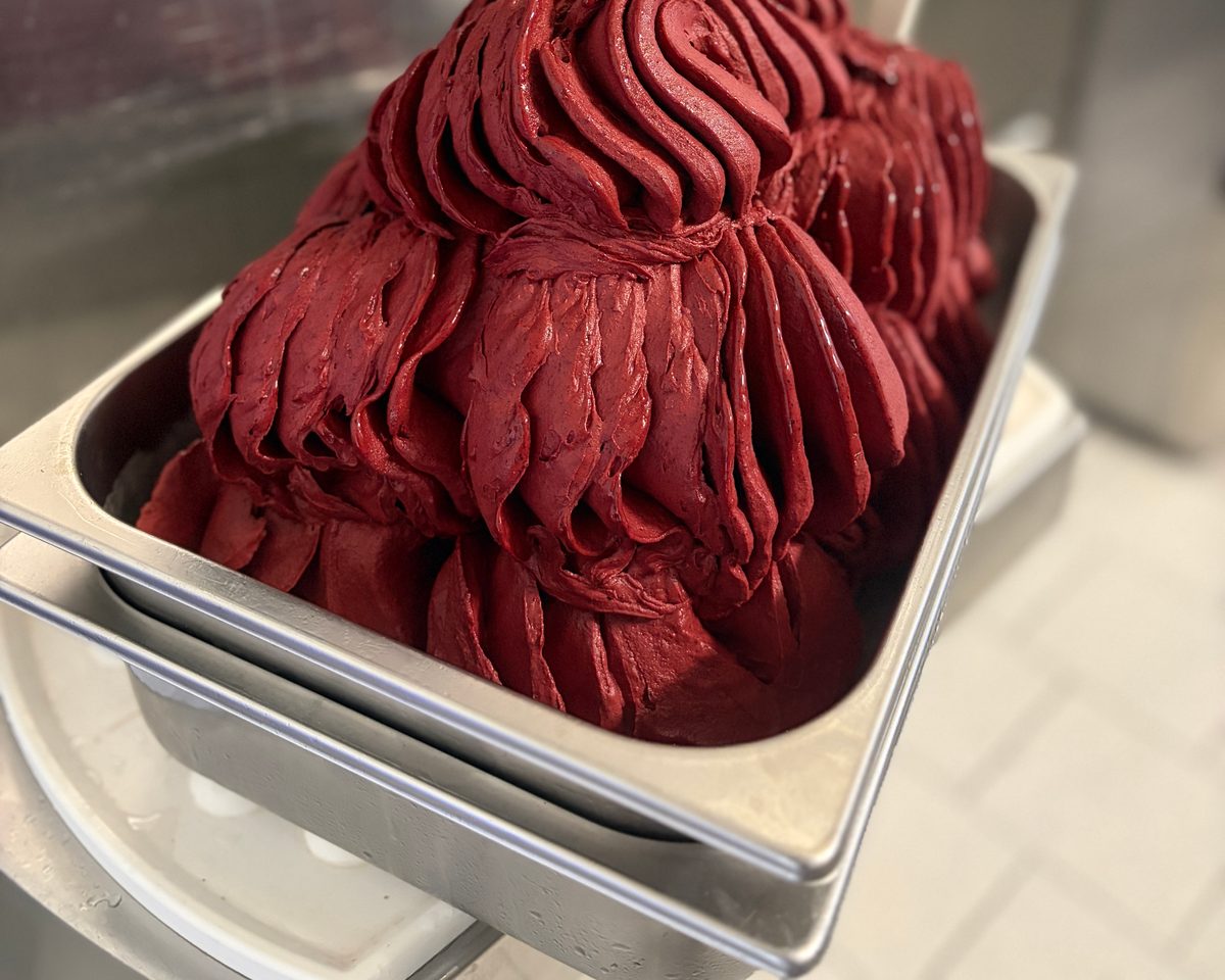 Dunkelrotes Fruchtgelato direkt aus der Eismaschine