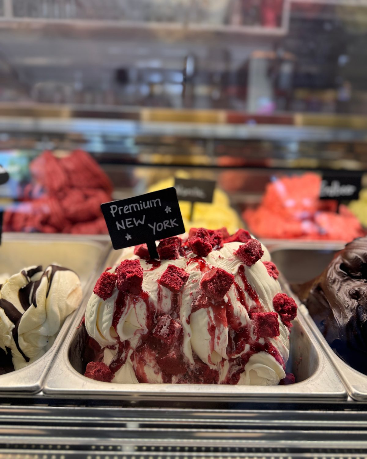 Sorte Premium New York in der Vitrine, mit Himbeerstücken und Soße